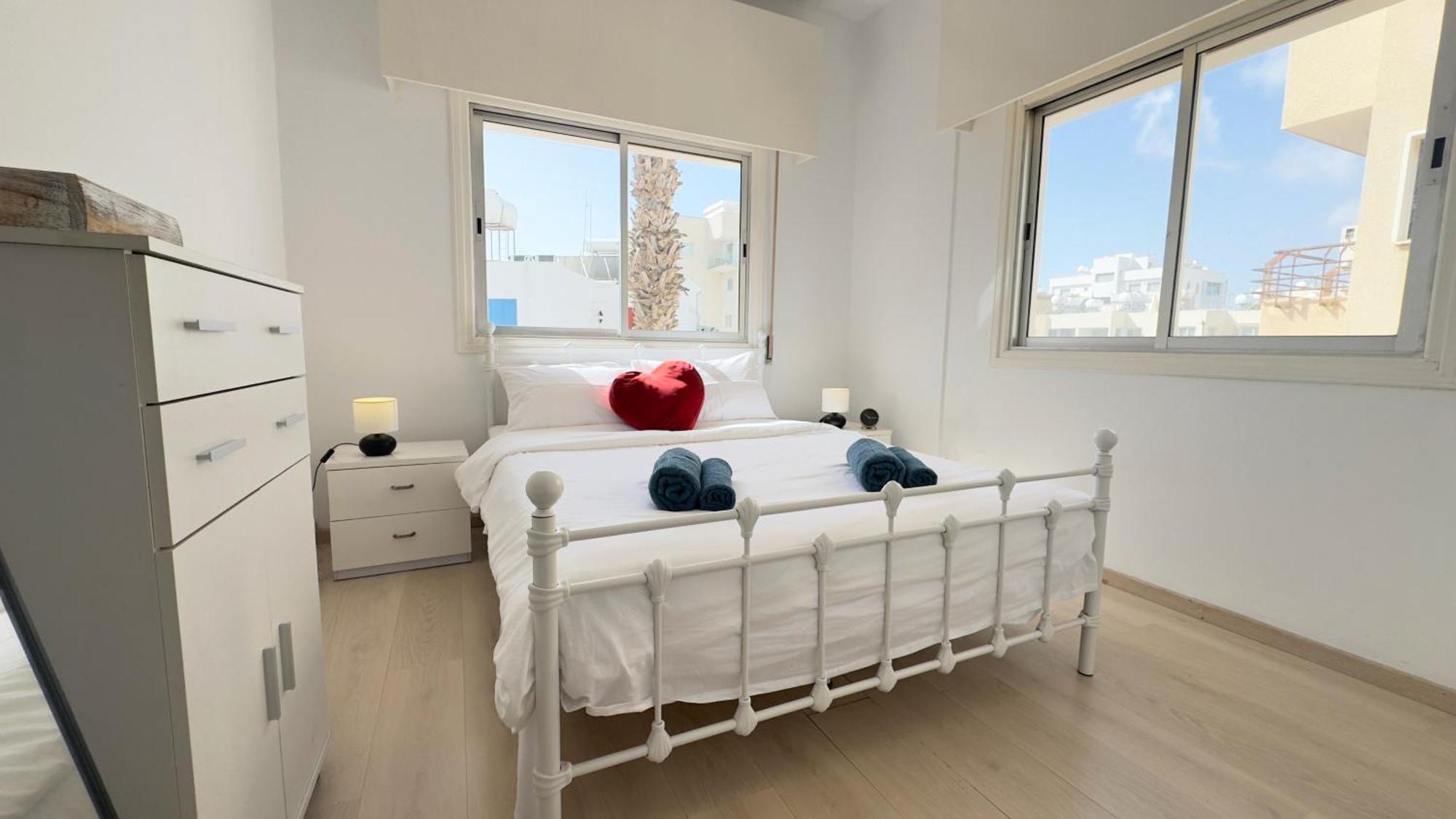 Hills 2bdr Seaside Makenzy Apartment