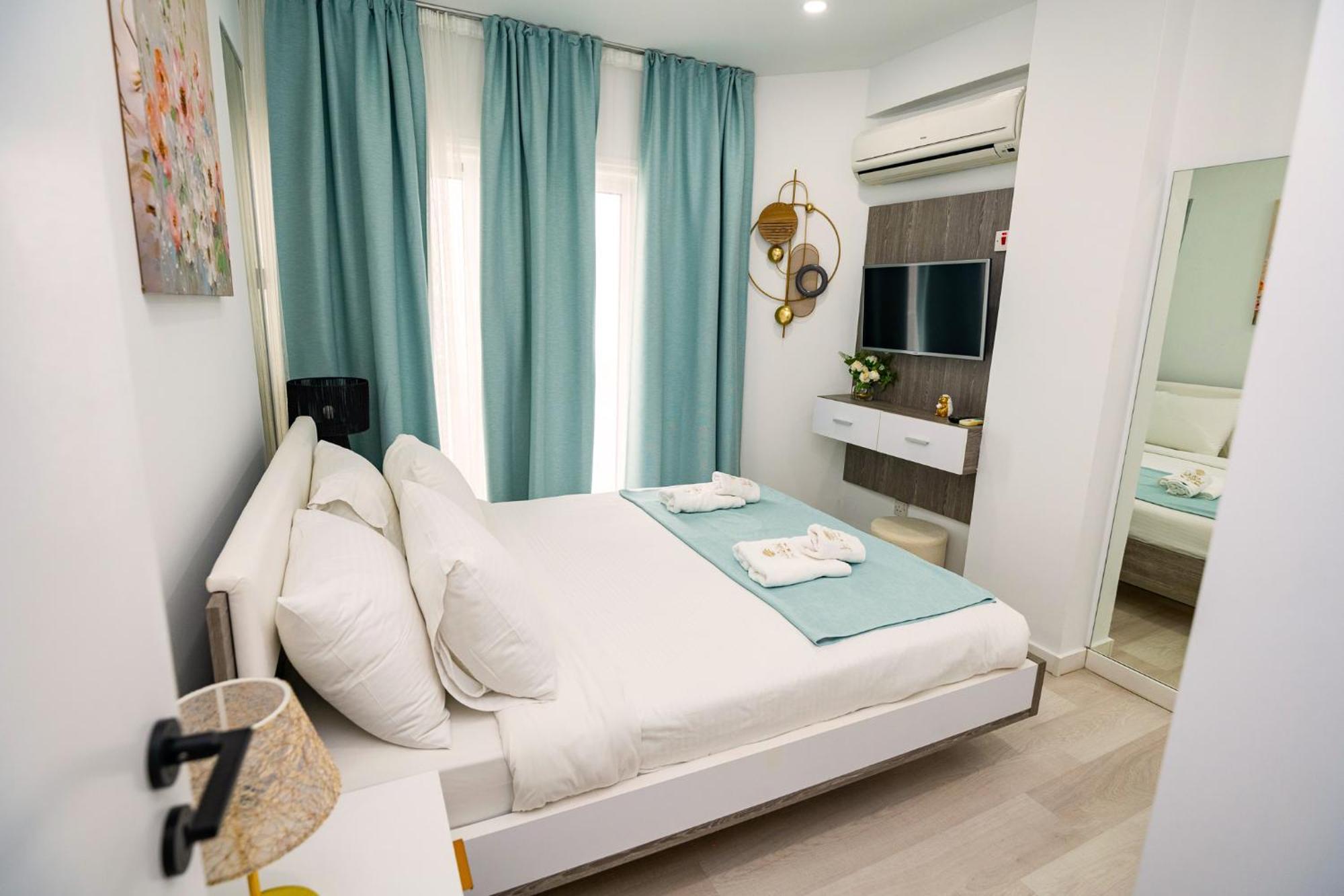 Lazuli Sea View Beachfront Ap 21