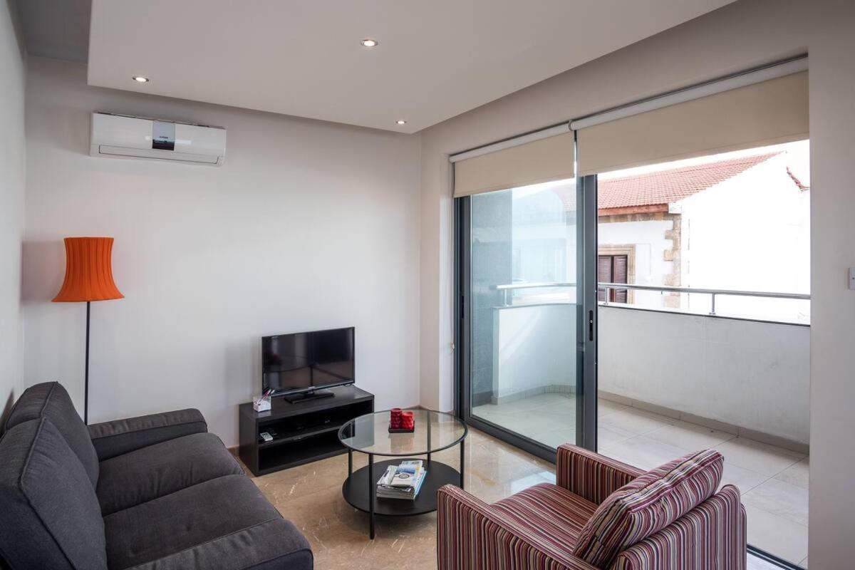 Dios Ponte Finikoudes Beachfront Holiday home Larnaca