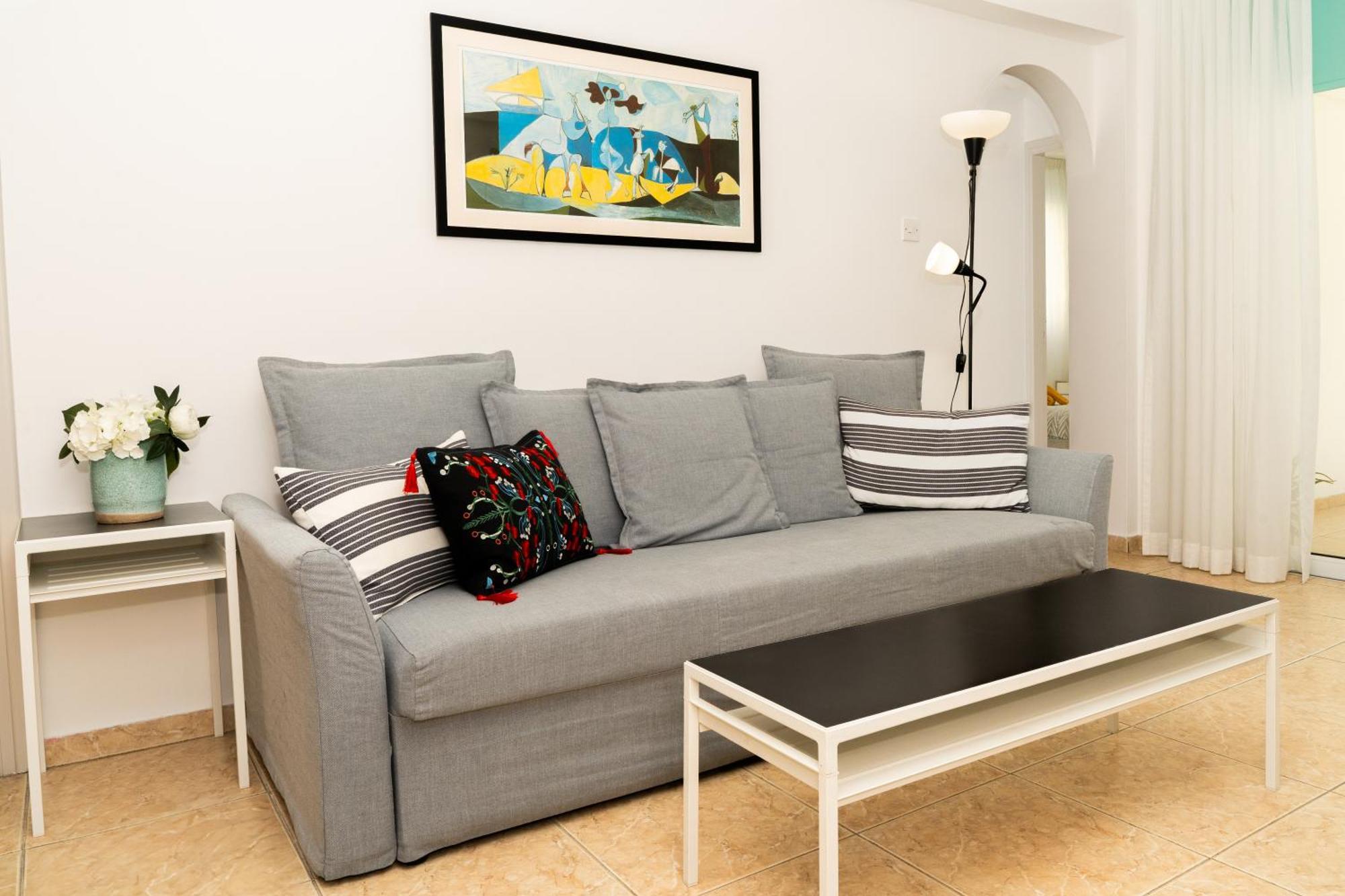 Olivia Mackenzie 2 Bedroom Flat With Pool Apartment *