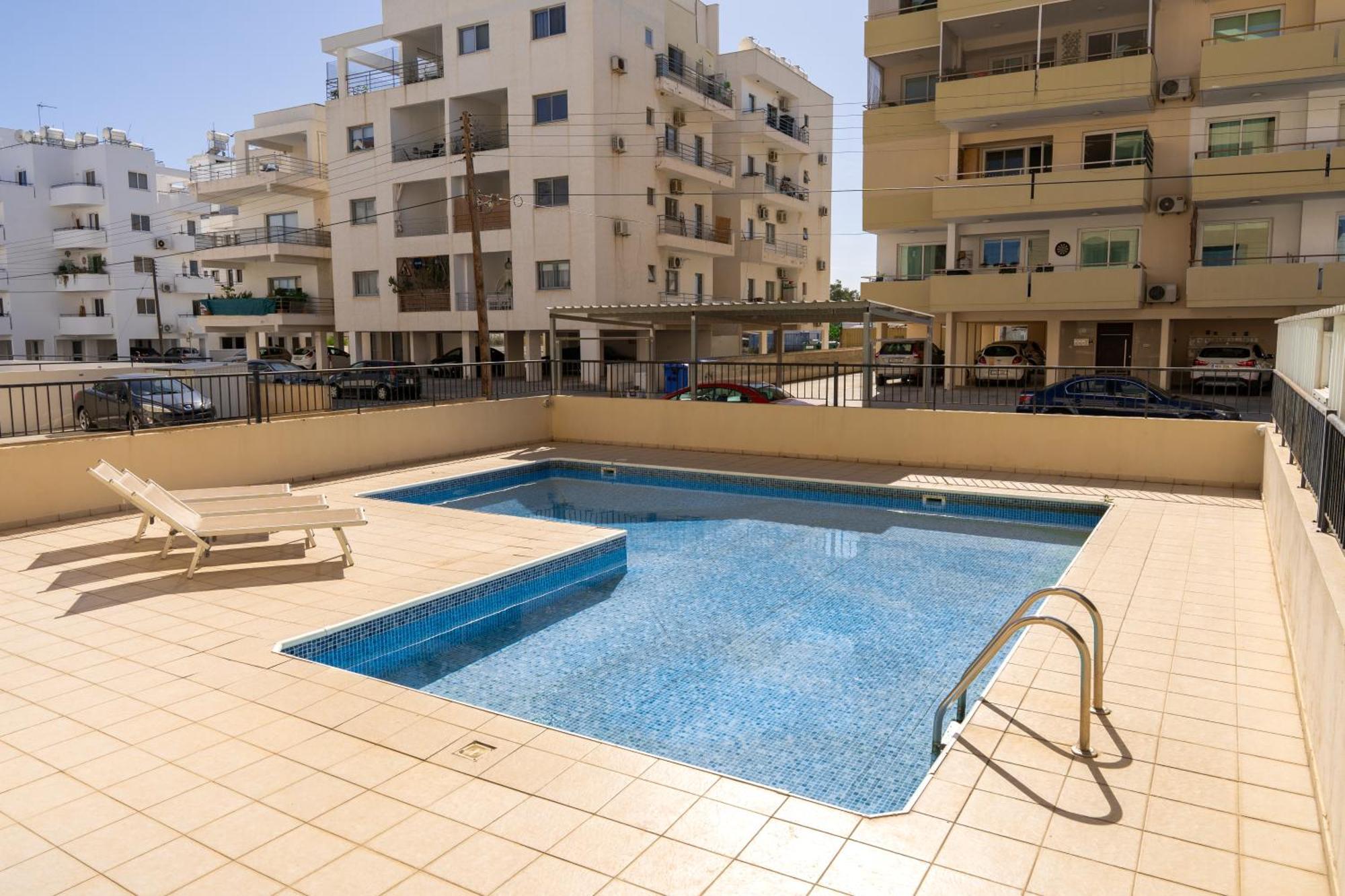 Olivia Mackenzie 2 Bedroom Flat With Pool *