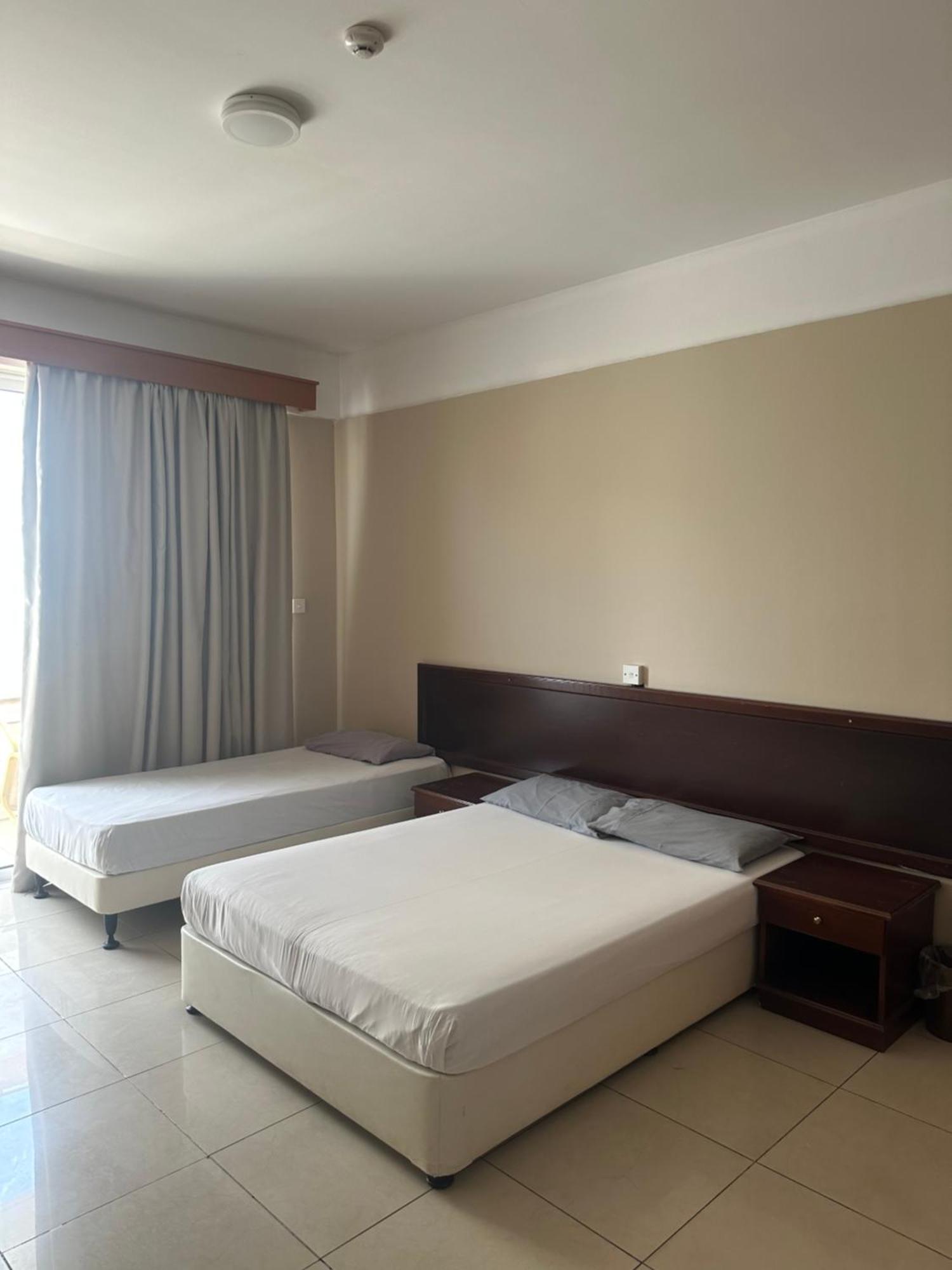 Ellis Hotel *