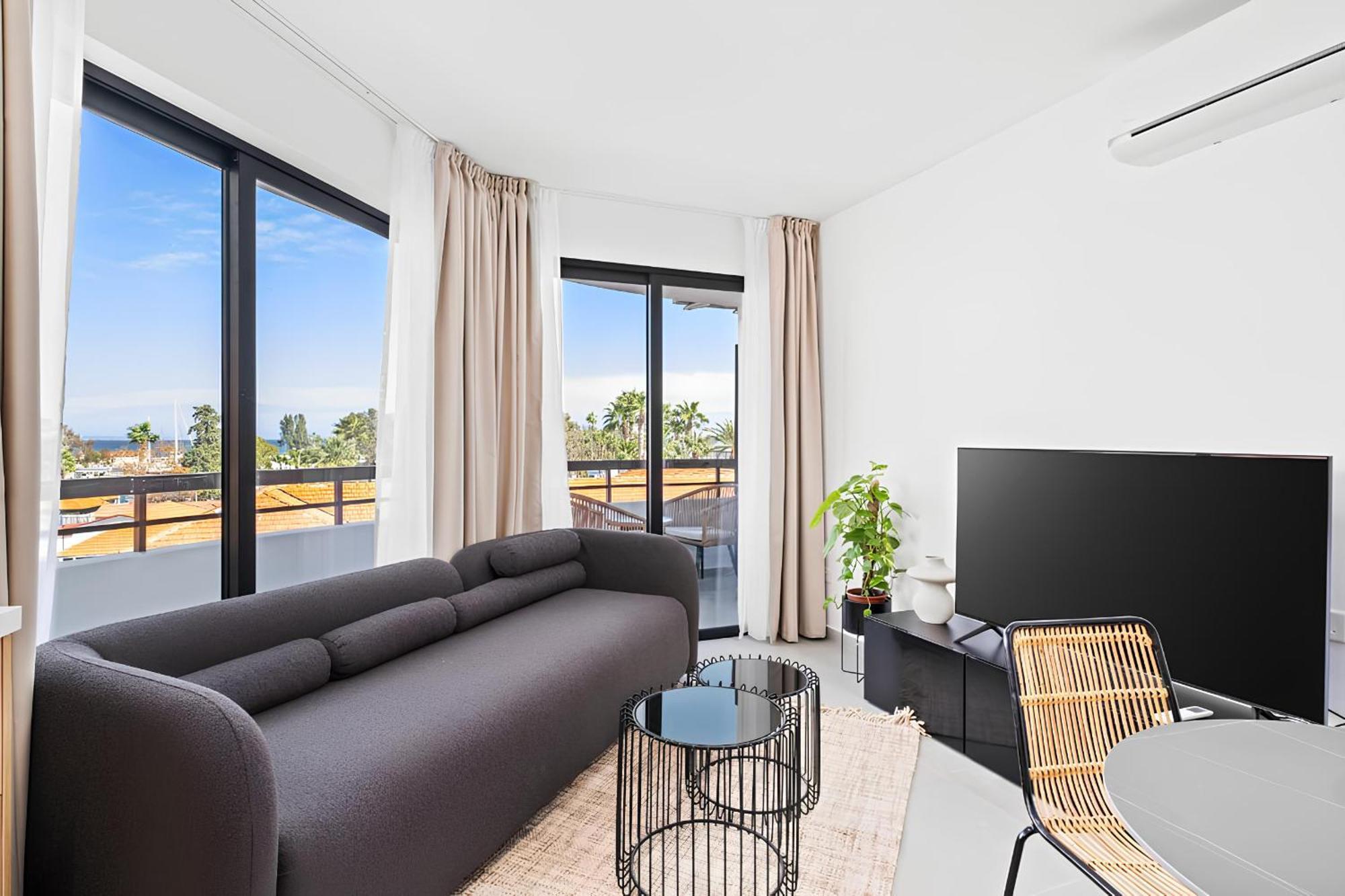 Finikoudes Marina View 201 Larnaca