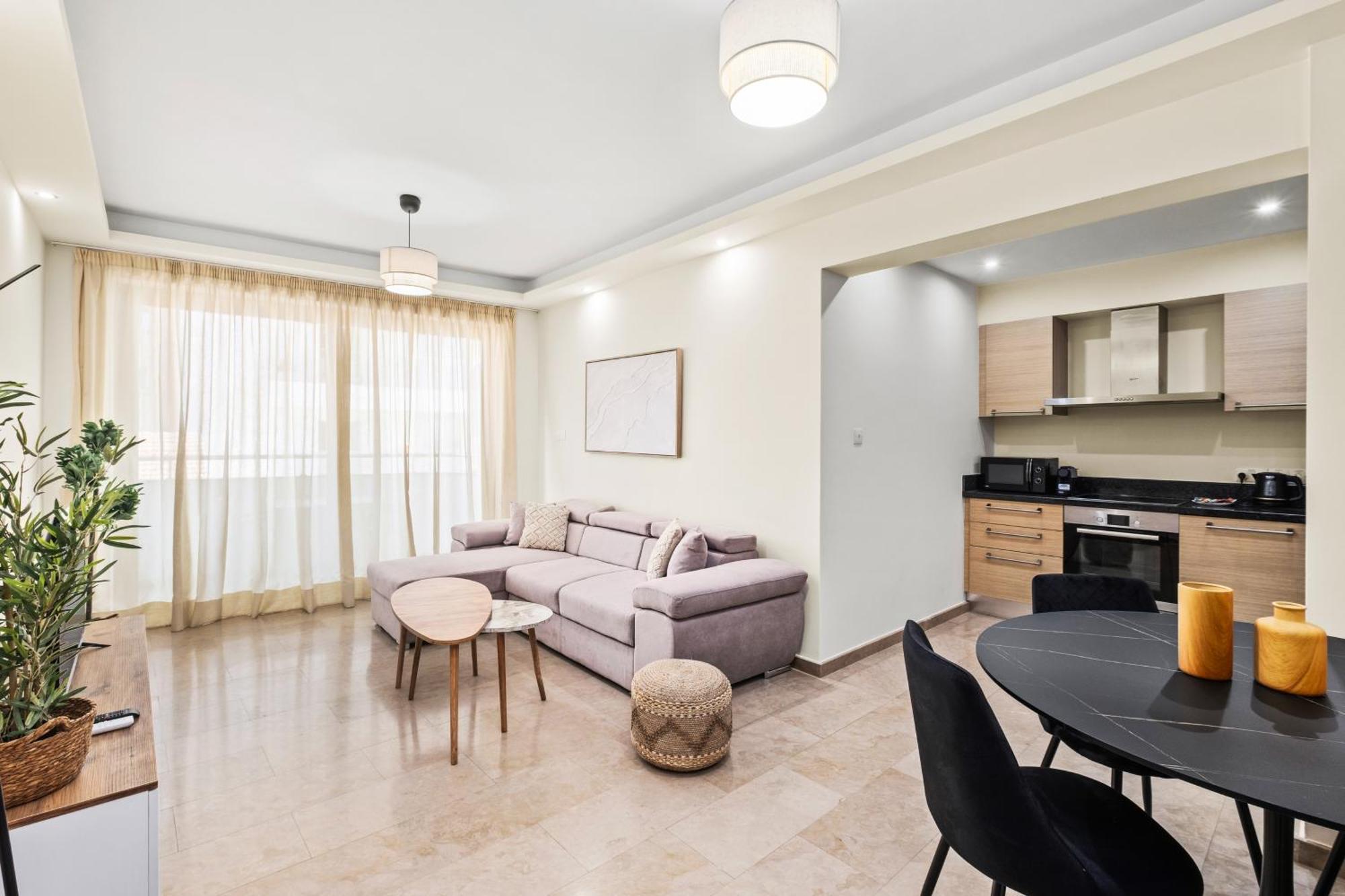 Downtown Finikoudes Beach Apartment * Larnaca