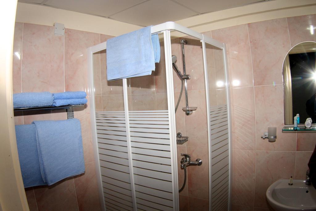 Palm Sea Beach Holiday Suites And Larnaca