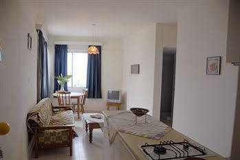Palm Sea Beach Holiday Suites And Apartment Larnaca