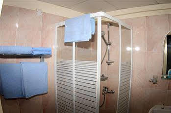 Palm Sea Beach Holiday Suites And Larnaca
