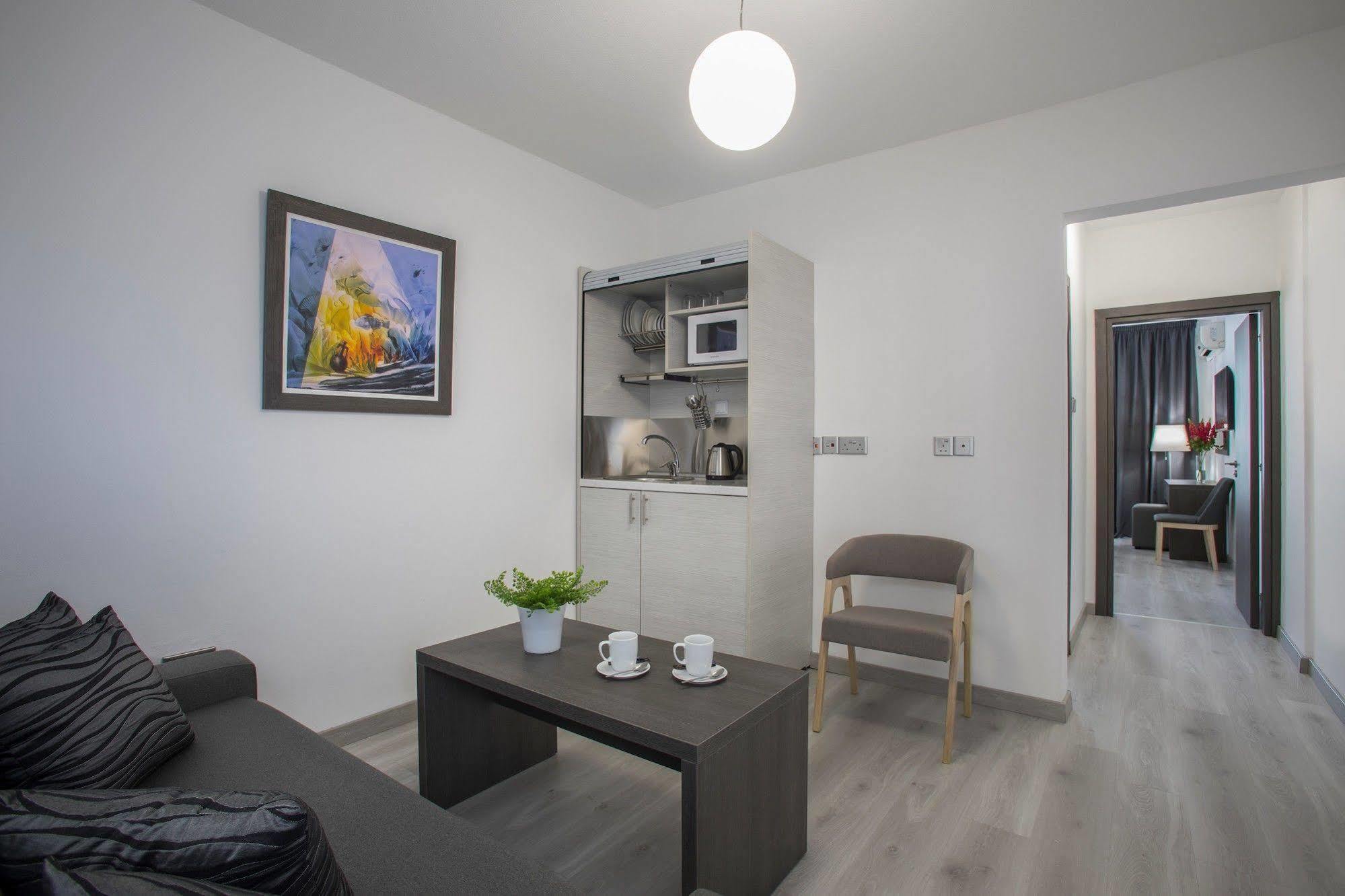 Petrou Bros Hotel *