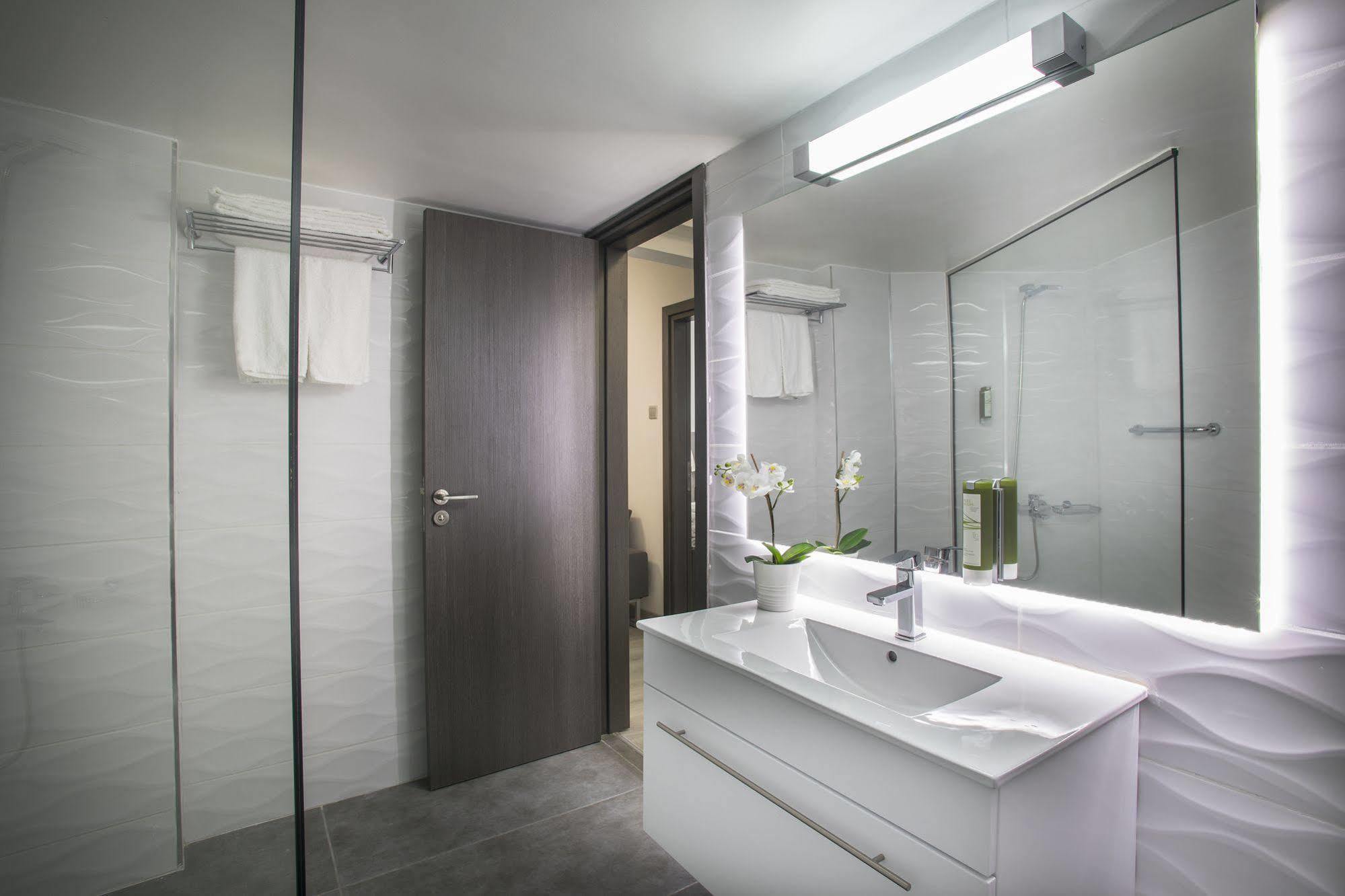Petrou Bros Hotel *