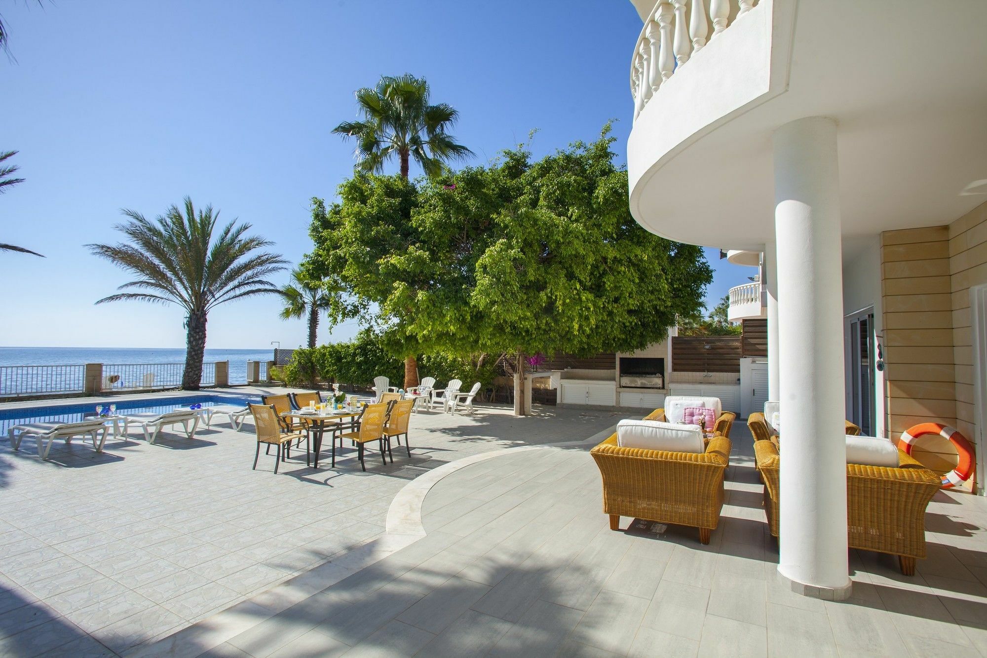 Villa Sunset Beachfront Meneou