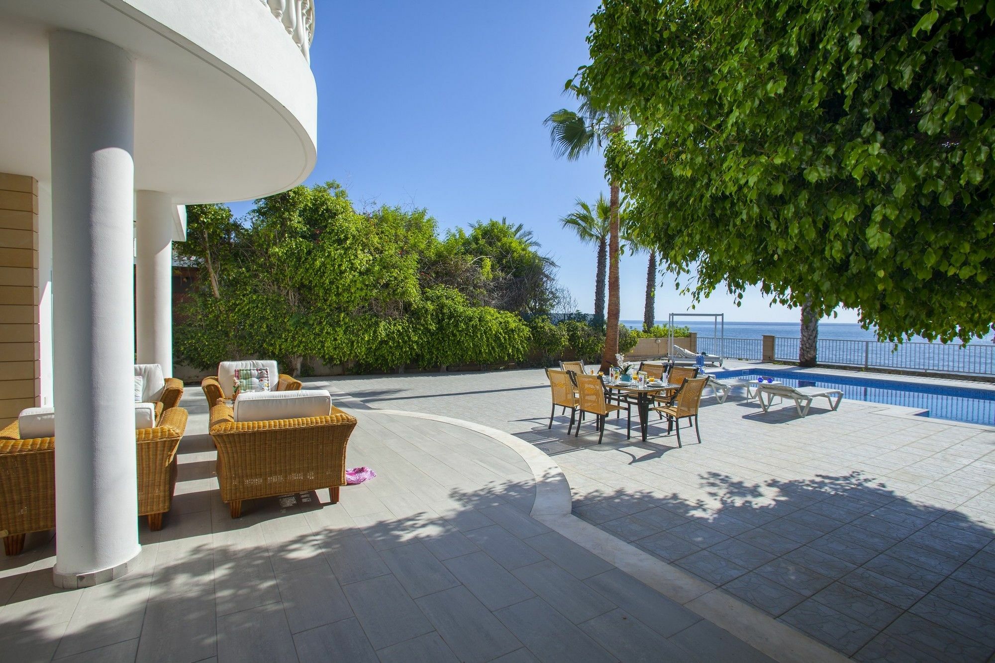 Sunset Beachfront Meneou *