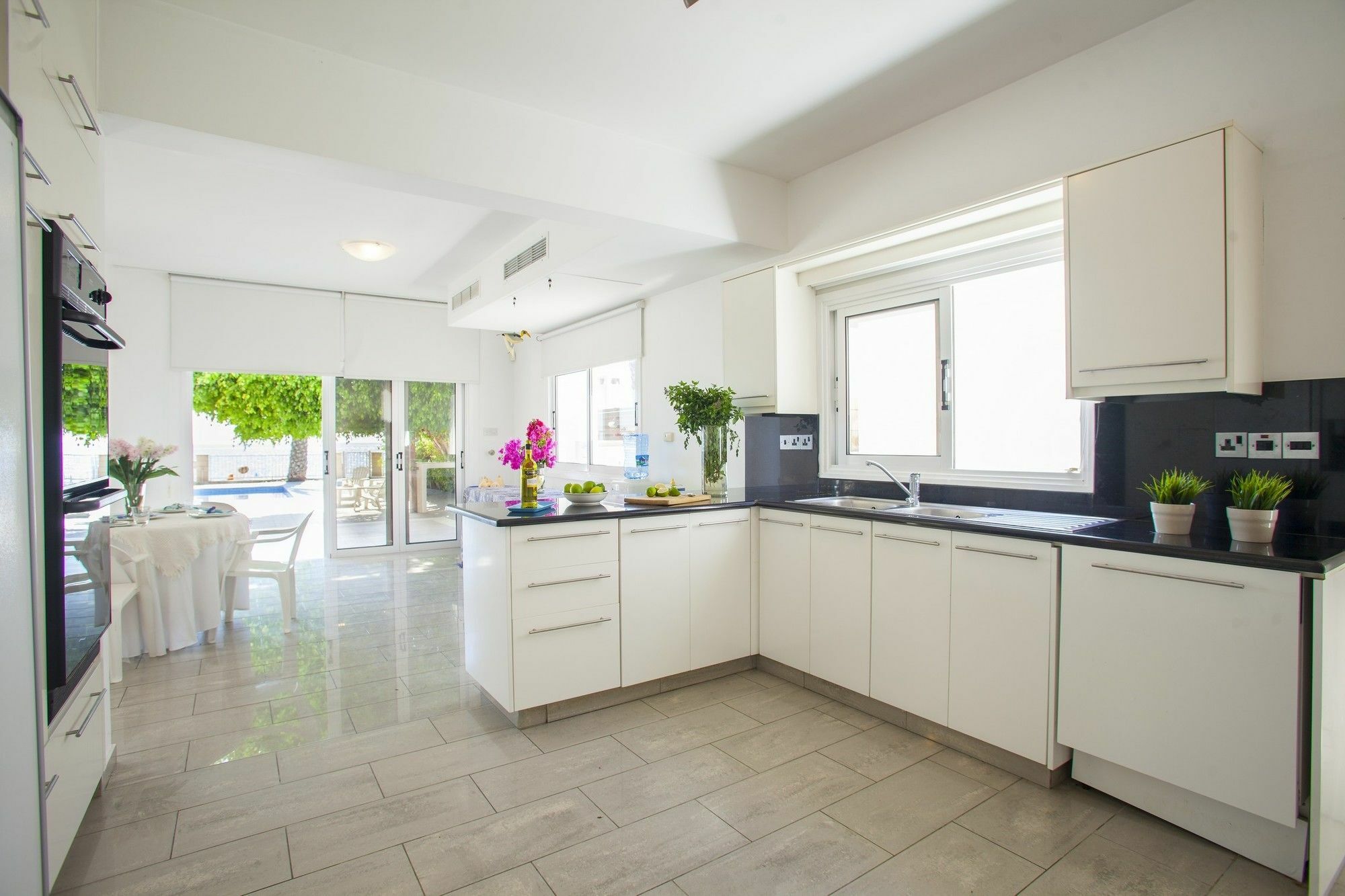 Sunset Beachfront Meneou Villa *