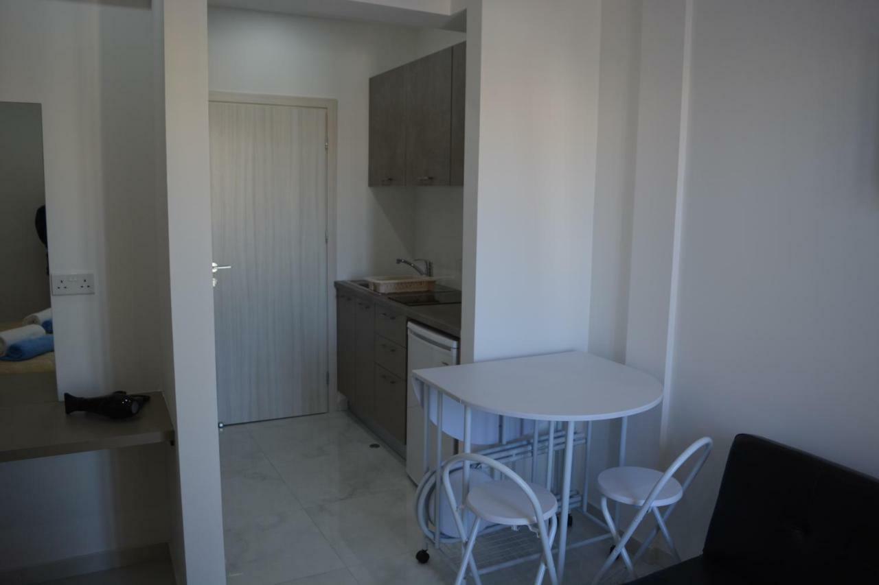 P.l Hermes & Apartment *