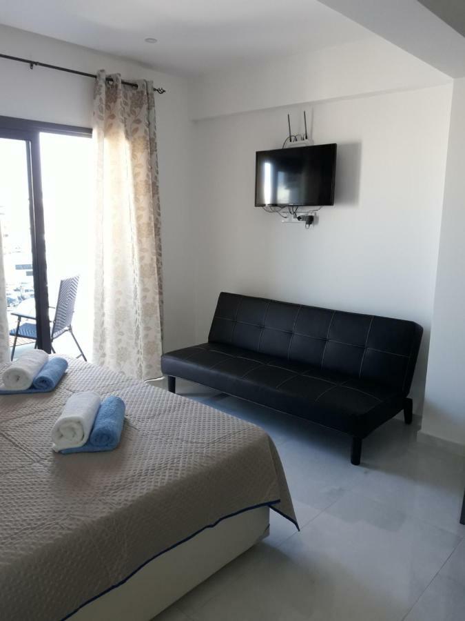 P.l Hermes & Apartment *
