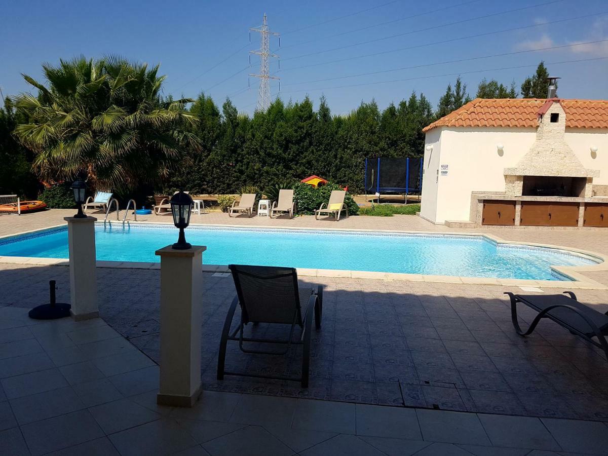 Biệt thự Mansion Ideal For 3 Families Or Larnaca