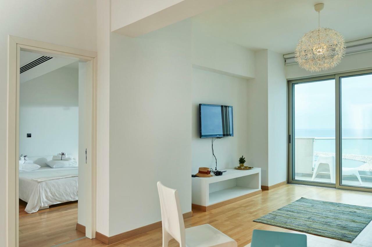 Finikoudes Luxury