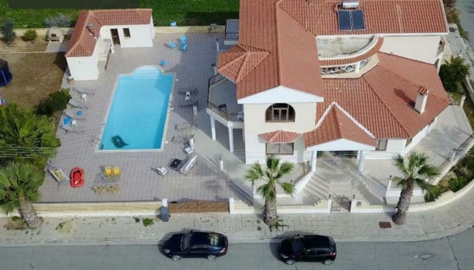 Mansion Ideal For 3 Families Or * Larnaca