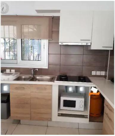 Apartment 930m To Beach-2 Bedroom+veranda-perfect Located *