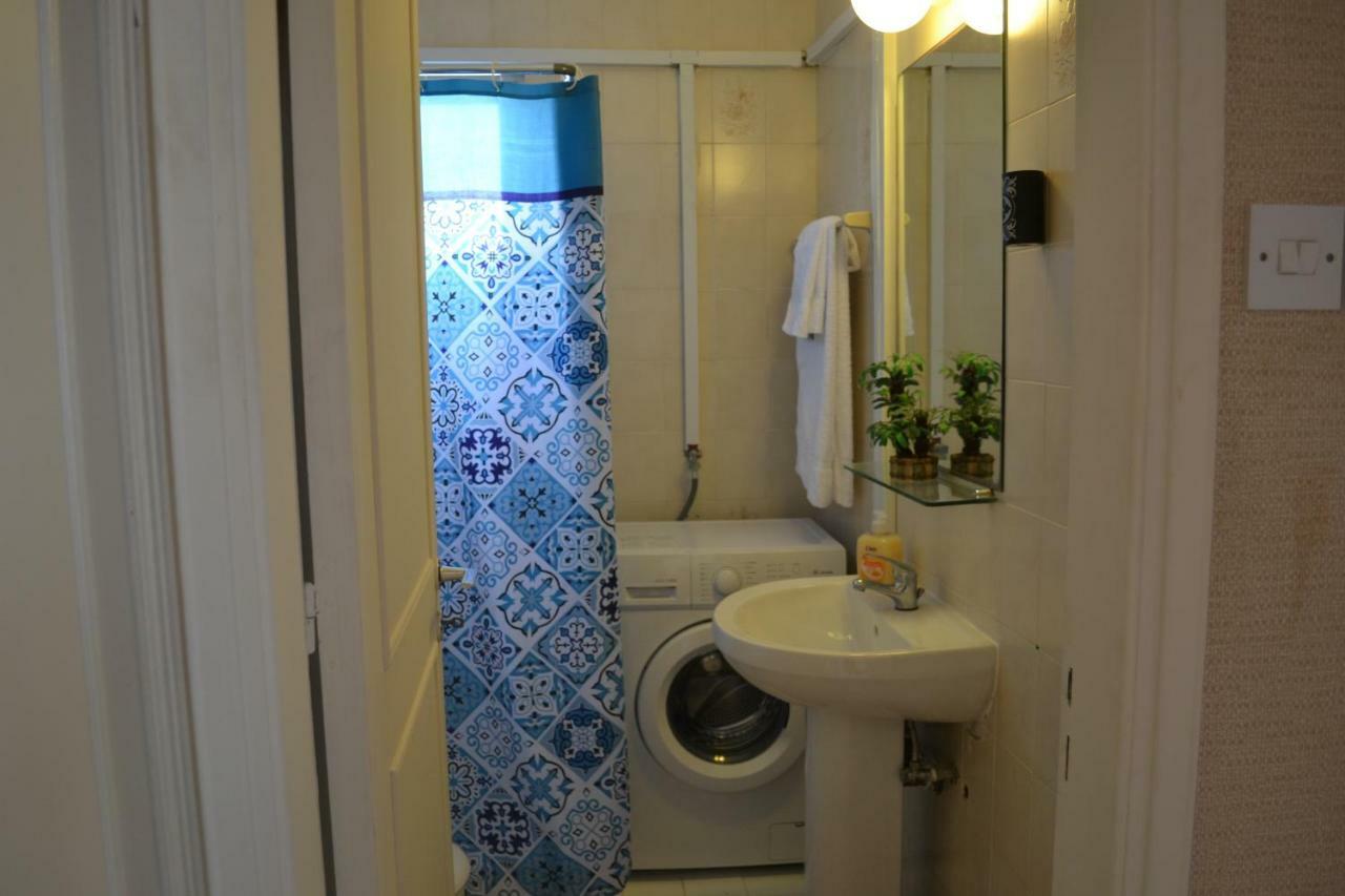 13 Sandy Mackenzie Apartment *