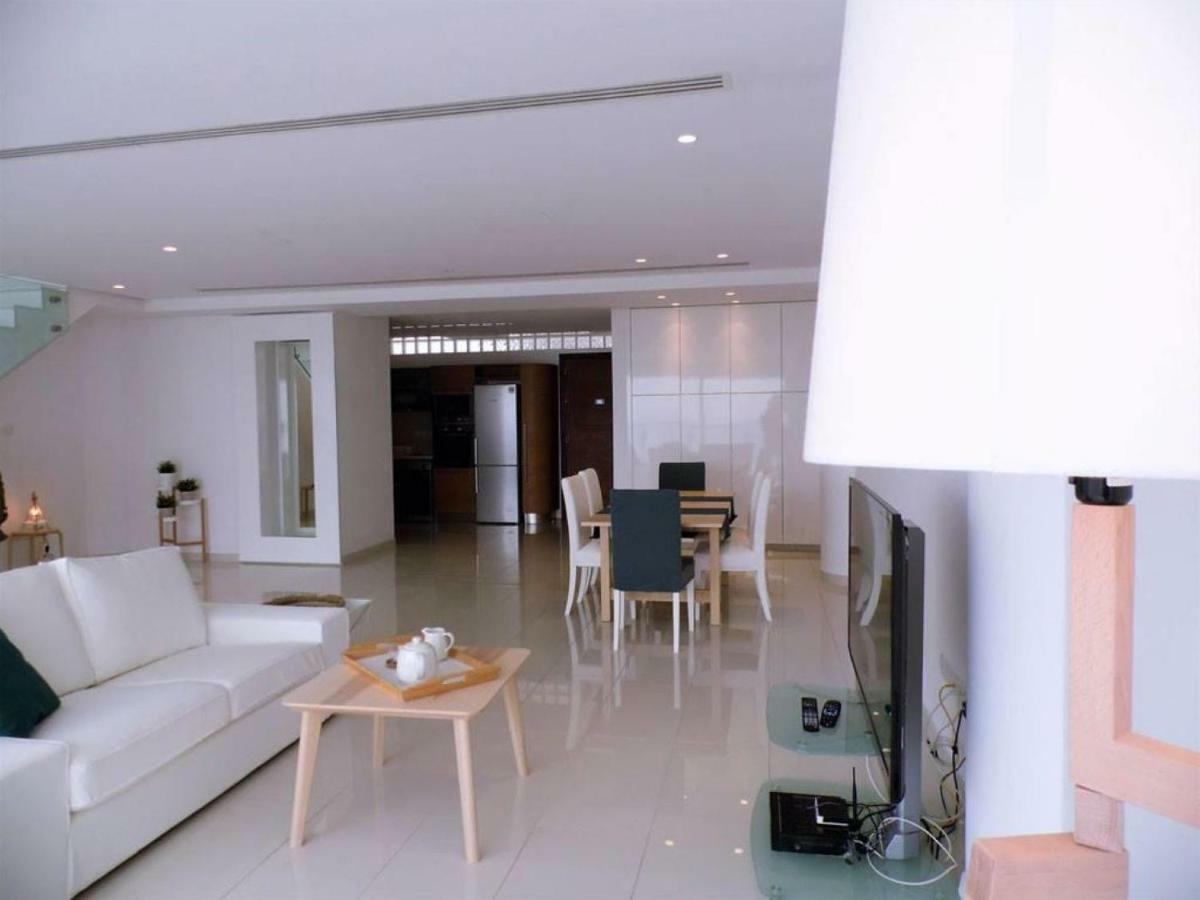 3b Seaview Duplex Penthouse W Hot Tub Finikoudes Beach Apartment Larnaca