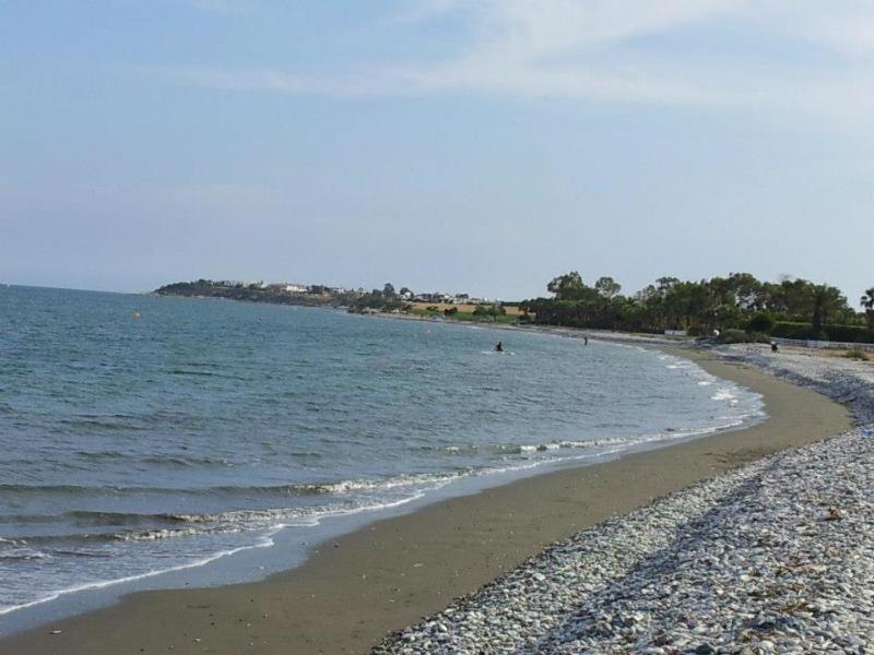 Poseidon Gardens - Beachfront Spacious Apartment Larnaca