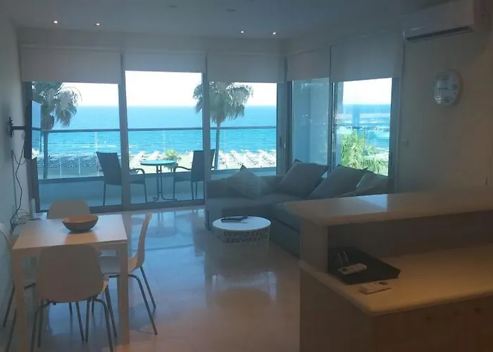 Horizon Luxury Suite at Finikoudes Beach 302