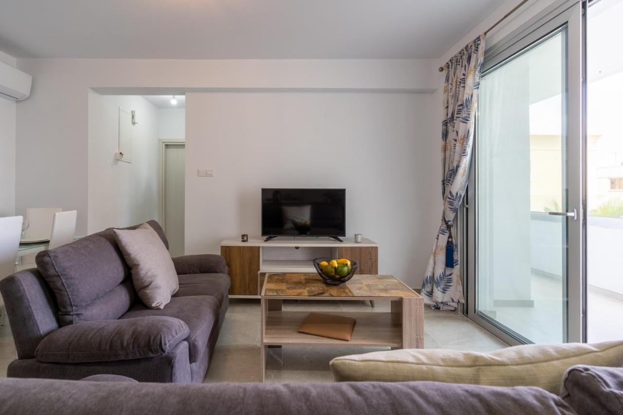 Brightly Lit 1- Br In Apartment