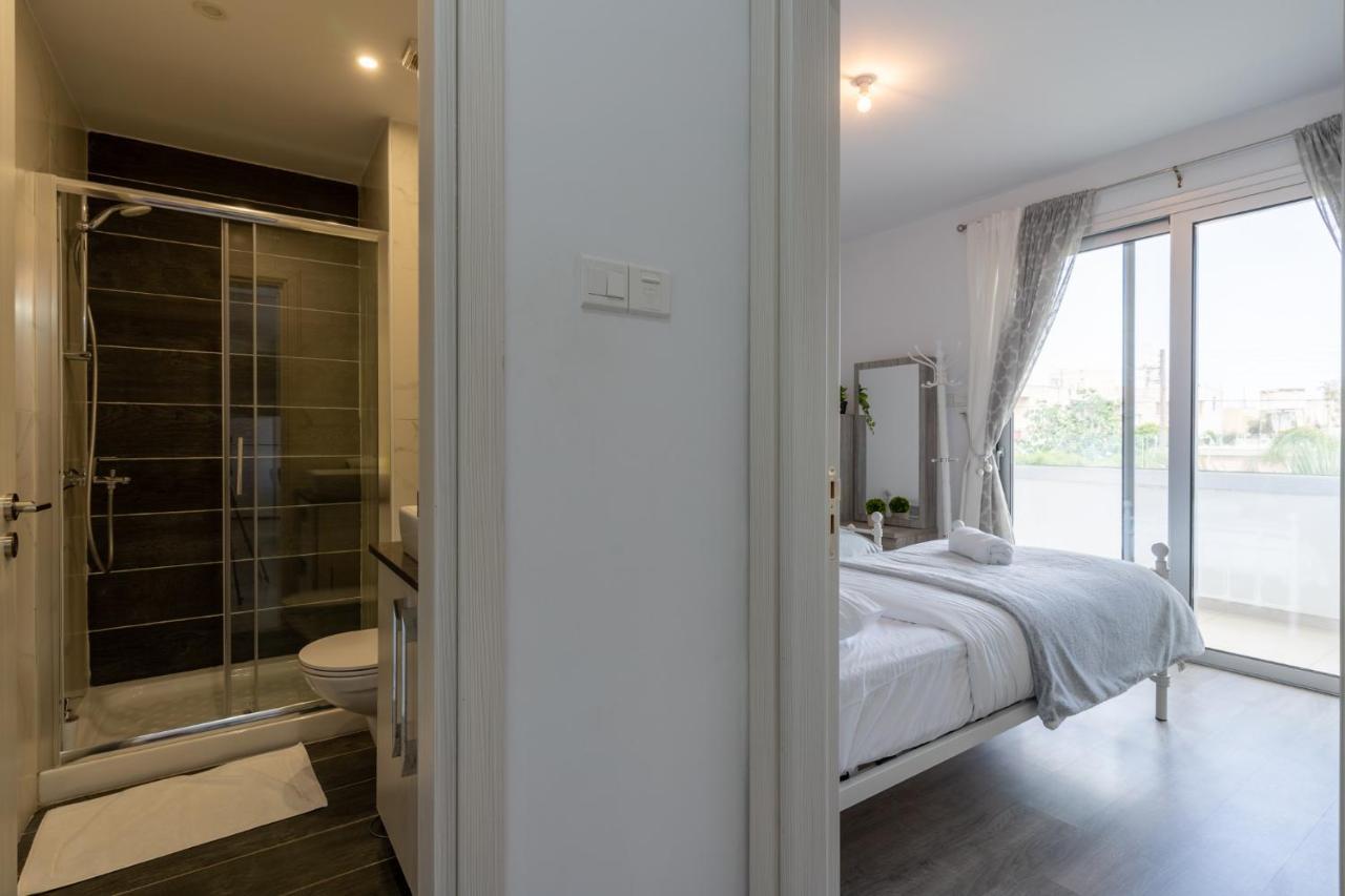 Brightly Lit 1- Br In Apartment *