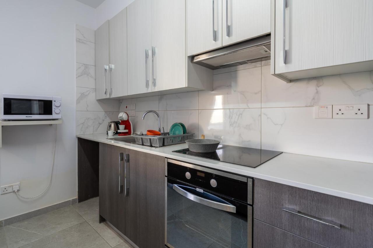 Apartment Brightly Lit 1- Br In *