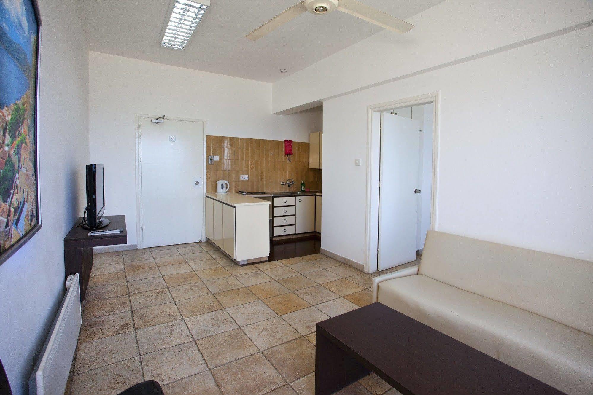 Aparthotel Costantiana Larnaca