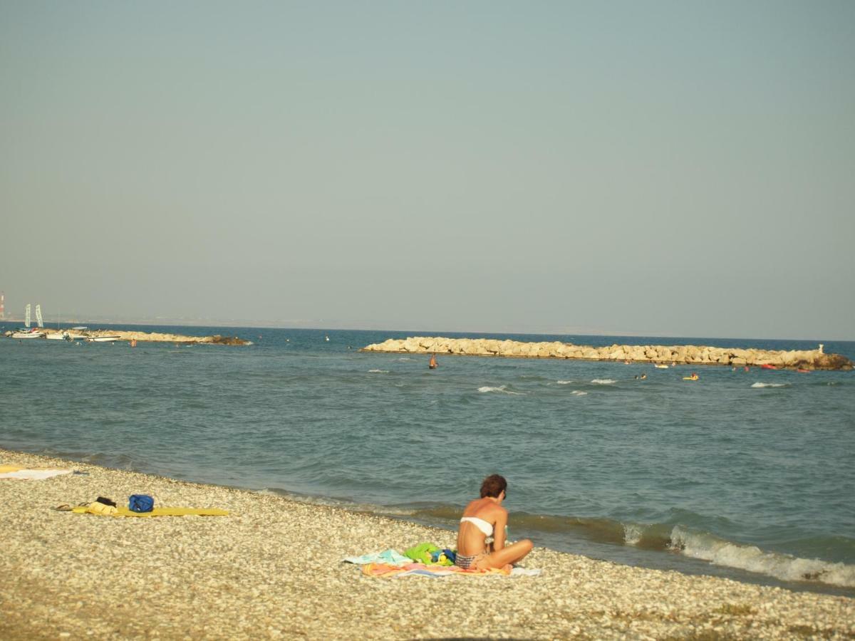 Nhà khách Moon-light Studio Larnaca